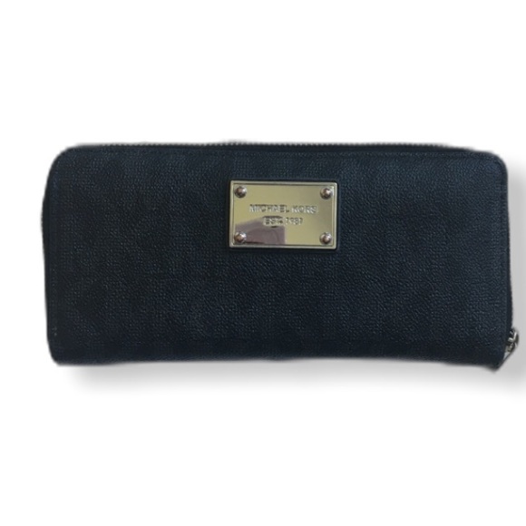 $178 Retail Michael Kors wallet - Picture 1 of 5